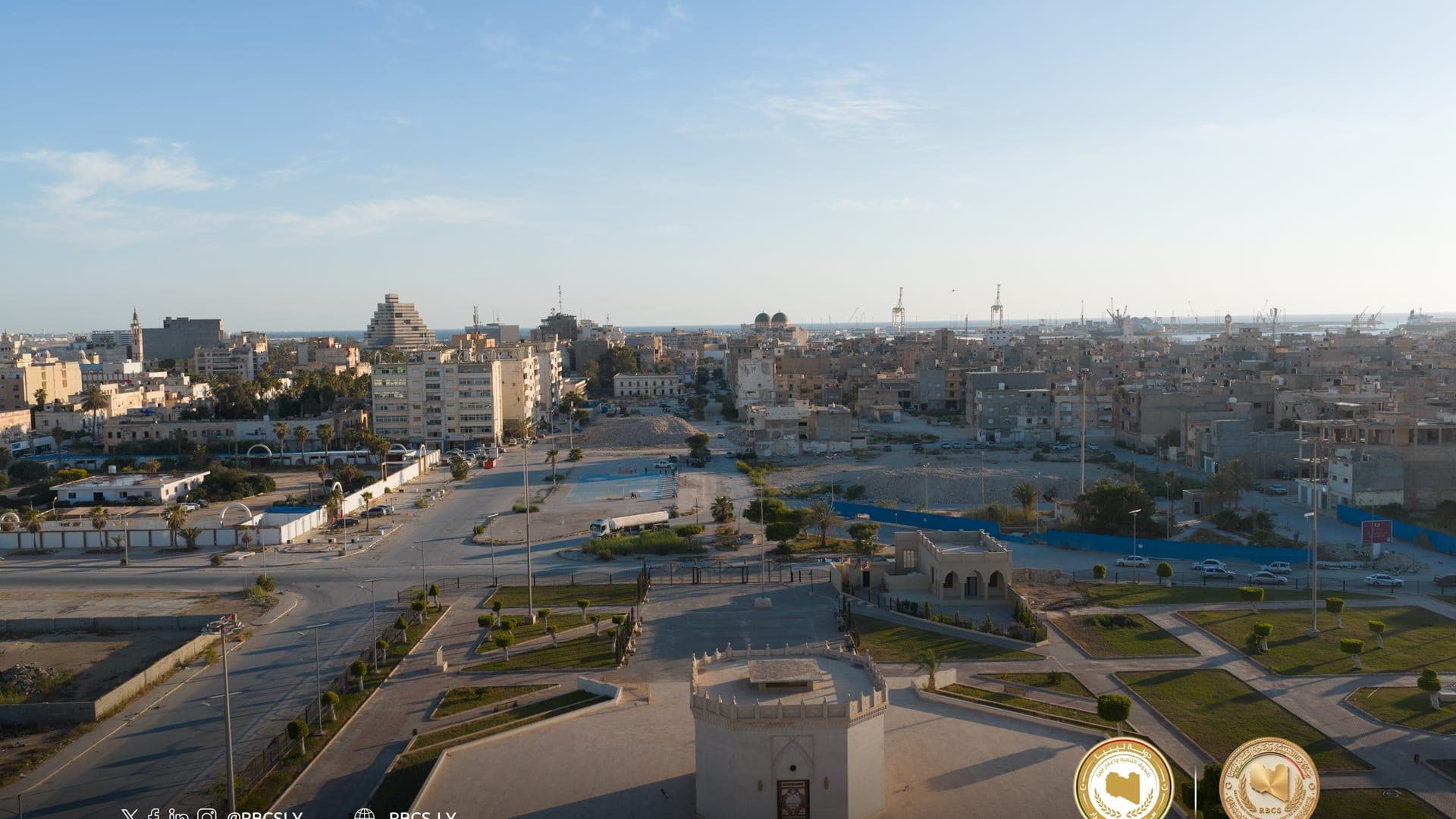 وسط مدينة بنغازي عند غروب الشمس مع إطلالة على الميناء